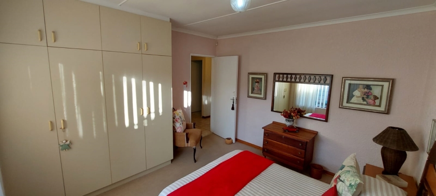 5 Bedroom Property for Sale in Wavecrest Eastern Cape